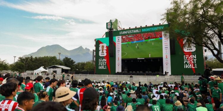 45 GRADOS, UN CHINGO DE CERVEZA Y UN MONTÓN DE SOMBRERUDOS ABARROTANDO EL FAN FEST EN NUEVO LEÓN 1 45 GRADOS, UN CHINGO DE CERVEZA Y UN MONTÓN DE SOMBRERUDOS ABARROTANDO EL FAN FEST EN NUEVO LEÓN