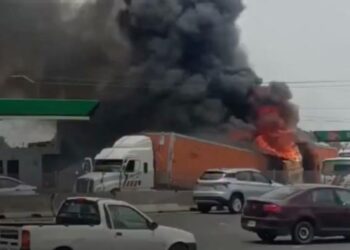 SE INCENDIA TRÁILER EN CARRETERA A LAREDO; AFECTA CIRCULACIÓN HACIA MONTERREY