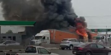 SE INCENDIA TRÁILER EN CARRETERA A LAREDO; AFECTA CIRCULACIÓN HACIA MONTERREY 2 SE INCENDIA TRÁILER EN CARRETERA A LAREDO; AFECTA CIRCULACIÓN HACIA MONTERREY