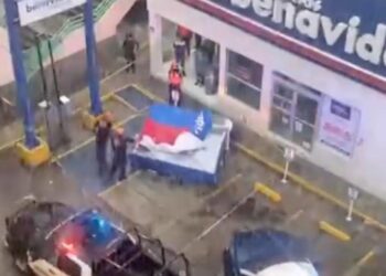 MUERE MUJER AL CAER ANUNCIO PANORÁMICO DURANTE TORMENTA EN SAN NICOLÁS; DESPLOMA ESTRUCTURA DE FARMACIA EN UNIVERSIDAD