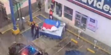 MUERE MUJER AL CAER ANUNCIO PANORÁMICO DURANTE TORMENTA EN SAN NICOLÁS; DESPLOMA ESTRUCTURA DE FARMACIA EN UNIVERSIDAD 1 MUERE MUJER AL CAER ANUNCIO PANORÁMICO DURANTE TORMENTA EN SAN NICOLÁS; DESPLOMA ESTRUCTURA DE FARMACIA EN UNIVERSIDAD