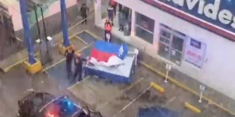 MUERE MUJER AL CAER ANUNCIO PANORÁMICO DURANTE TORMENTA EN SAN NICOLÁS; DESPLOMA ESTRUCTURA DE FARMACIA EN UNIVERSIDAD 1 MUERE MUJER AL CAER ANUNCIO PANORÁMICO DURANTE TORMENTA EN SAN NICOLÁS; DESPLOMA ESTRUCTURA DE FARMACIA EN UNIVERSIDAD