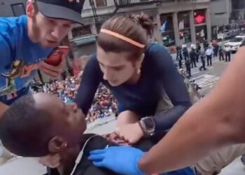 SE DESMAYA EN DESFILE DE LOS KNICKS, VUELVE EN SÍ… E INTENTA BESAR A PARAMÉDICA