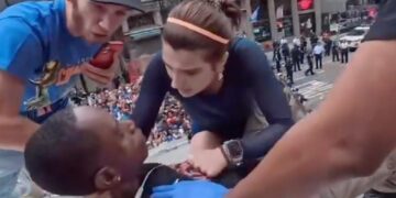 SE DESMAYA EN DESFILE DE LOS KNICKS, VUELVE EN SÍ… E INTENTA BESAR A PARAMÉDICA 2 SE DESMAYA EN DESFILE DE LOS KNICKS, VUELVE EN SÍ… E INTENTA BESAR A PARAMÉDICA