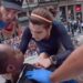 SE DESMAYA EN DESFILE DE LOS KNICKS, VUELVE EN SÍ… E INTENTA BESAR A PARAMÉDICA 7 SE DESMAYA EN DESFILE DE LOS KNICKS, VUELVE EN SÍ… E INTENTA BESAR A PARAMÉDICA