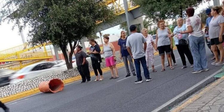 BLOQUEAN CALLES POR FALTA DE LUZ; ACUMULAN HASTA 3 DÍAS SIN SERVICIO POR FALLAS DE LA CFE 1 BLOQUEAN CALLES POR FALTA DE LUZ; ACUMULAN HASTA 3 DÍAS SIN SERVICIO POR FALLAS DE LA CFE