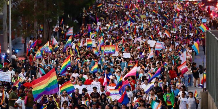 MARCHAN MILES POR LA DIVERSIDAD EN MONTERREY 1 MARCHAN MILES POR LA DIVERSIDAD EN MONTERREY