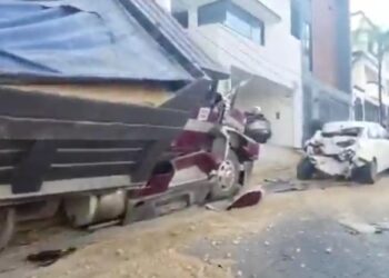 CAMIÓN DE VOLTEO SIN FRENOS DESATA CAOS EN PEDREGAL LA SILLA; CHOCA VEHÍCULOS Y DAÑA VIVIENDAS EN MONTERREY