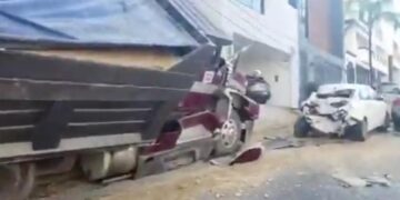 CAMIÓN DE VOLTEO SIN FRENOS DESATA CAOS EN PEDREGAL LA SILLA; CHOCA VEHÍCULOS Y DAÑA VIVIENDAS EN MONTERREY 2 CAMIÓN DE VOLTEO SIN FRENOS DESATA CAOS EN PEDREGAL LA SILLA; CHOCA VEHÍCULOS Y DAÑA VIVIENDAS EN MONTERREY