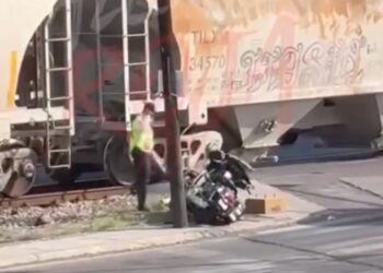 SE LLEVA EL TREN MOTO DE TRÁNSITO REGIO; DEJA AGENTE VEHÍCULO A UN COSTADO DE LA VÍA Y ES IMPACTADO POR CONVOY EN FLETEROS