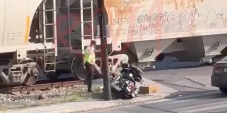 SE LLEVA EL TREN MOTO DE TRÁNSITO REGIO; DEJA AGENTE VEHÍCULO A UN COSTADO DE LA VÍA Y ES IMPACTADO POR CONVOY EN FLETEROS