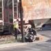 SE LLEVA EL TREN MOTO DE TRÁNSITO REGIO; DEJA AGENTE VEHÍCULO A UN COSTADO DE LA VÍA Y ES IMPACTADO POR CONVOY EN FLETEROS