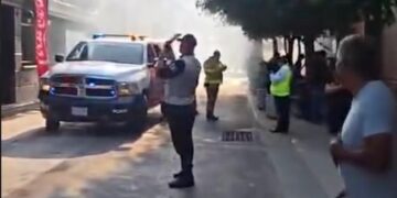 EVACUAN A 300 EN BARRIO ANTIGUO POR INCENDIO EN REGISTRO DE CFE