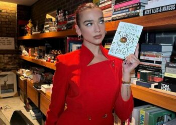 DUA LIPA INAUGURA LA ‘MANIFESTO LIBRARY’, UN SANTUARIO DE LITERATURA CENSURADA EN LA HISTÓRICA LIVRARIA LELLO