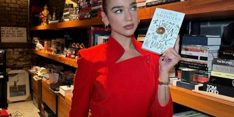 DUA LIPA INAUGURA LA ‘MANIFESTO LIBRARY’, UN SANTUARIO DE LITERATURA CENSURADA EN LA HISTÓRICA LIVRARIA LELLO