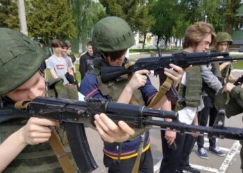 RUSIA DUPLICARÁ EL ENTRENAMIENTO MILITAR MANDATORIO E INCORPORARÁ EL MANEJO DE DRONES EN LAS AULAS DE SECUNDARIA