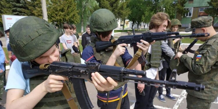 RUSIA DUPLICARÁ EL ENTRENAMIENTO MILITAR MANDATORIO E INCORPORARÁ EL MANEJO DE DRONES EN LAS AULAS DE SECUNDARIA