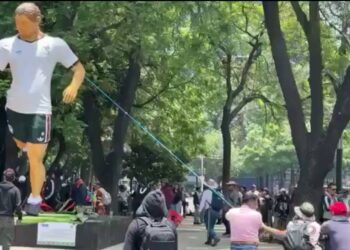 DERRIBAN ESCULTURAS DEL MUNDIAL EN PROTESTA DE LA CNTE; GENERAN POLÉMICA EN CDMX