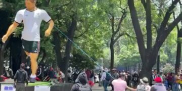 DERRIBAN ESCULTURAS DEL MUNDIAL EN PROTESTA DE LA CNTE; GENERAN POLÉMICA EN CDMX
