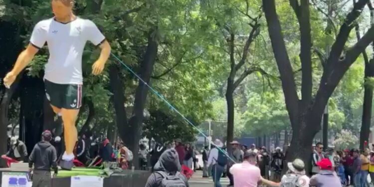 DERRIBAN ESCULTURAS DEL MUNDIAL EN PROTESTA DE LA CNTE; GENERAN POLÉMICA EN CDMX 1 DERRIBAN ESCULTURAS DEL MUNDIAL EN PROTESTA DE LA CNTE; GENERAN POLÉMICA EN CDMX