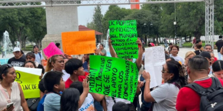 PROTESTAN PUESTEROS CONTRA ADRIÁN EN PALACIO MUNICIPAL; ASEGURAN HABER PAGADO POR PERMISOS Y DENUNCIAN AMENAZAS PARA NO INSTALARSE DURANTE EL MUNDIAL DE FÚTBOL 1 PROTESTAN PUESTEROS CONTRA ADRIÁN EN PALACIO MUNICIPAL; ASEGURAN HABER PAGADO POR PERMISOS Y DENUNCIAN AMENAZAS PARA NO INSTALARSE DURANTE EL MUNDIAL DE FÚTBOL