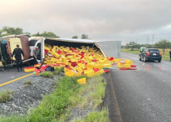 IGNORAN AL CHOFER; ARMAN RAPIÑA DE POLLO TRAS VOLCADURA EN CARRETERA NACIONAL