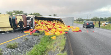 IGNORAN AL CHOFER; ARMAN RAPIÑA DE POLLO TRAS VOLCADURA EN CARRETERA NACIONAL