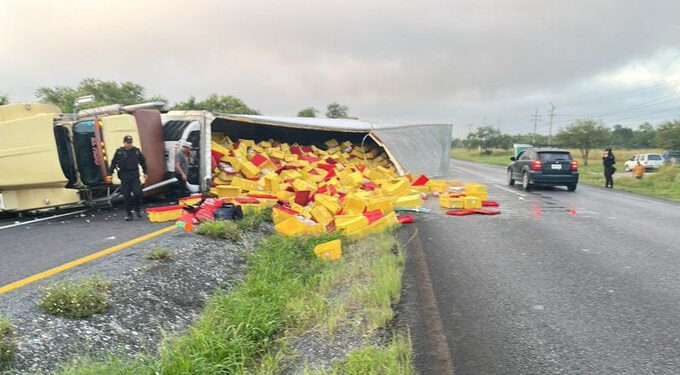 IGNORAN AL CHOFER; ARMAN RAPIÑA DE POLLO TRAS VOLCADURA EN CARRETERA NACIONAL 1 IGNORAN AL CHOFER; ARMAN RAPIÑA DE POLLO TRAS VOLCADURA EN CARRETERA NACIONAL