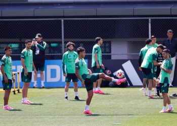 TENSIÓN EN LA CONCENTRACIÓN TRICOLOR: JAVIER AGUIRRE EXPLOTA POR INTENTO DE CAMBIO DE HORARIO Y ENCIENDE ALARMAS POR DOS LESIONADOS ANTE INGLATERRA