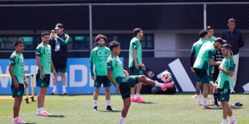 TENSIÓN EN LA CONCENTRACIÓN TRICOLOR: JAVIER AGUIRRE EXPLOTA POR INTENTO DE CAMBIO DE HORARIO Y ENCIENDE ALARMAS POR DOS LESIONADOS ANTE INGLATERRA 2 TENSIÓN EN LA CONCENTRACIÓN TRICOLOR: JAVIER AGUIRRE EXPLOTA POR INTENTO DE CAMBIO DE HORARIO Y ENCIENDE ALARMAS POR DOS LESIONADOS ANTE INGLATERRA