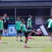 TENSIÓN EN LA CONCENTRACIÓN TRICOLOR: JAVIER AGUIRRE EXPLOTA POR INTENTO DE CAMBIO DE HORARIO Y ENCIENDE ALARMAS POR DOS LESIONADOS ANTE INGLATERRA