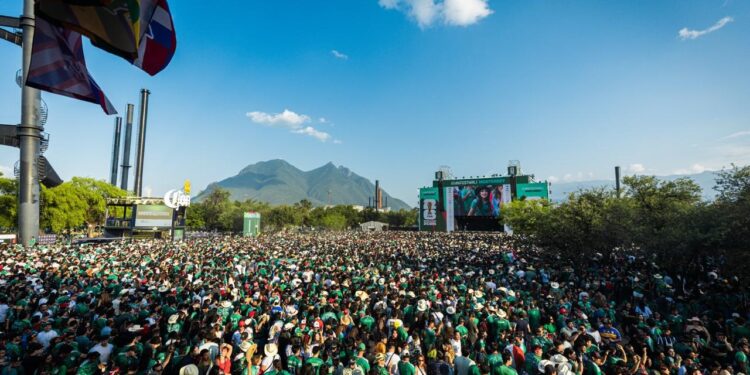 ABARROTAN FAN FESTIVAL POR JUEGO DE MÉXICO VS ECUADOR; PIDEN SEGUIR EL JUEGO DESDE LA MACROPLAZA 1 ABARROTAN FAN FESTIVAL POR JUEGO DE MÉXICO VS ECUADOR; PIDEN SEGUIR EL JUEGO DESDE LA MACROPLAZA