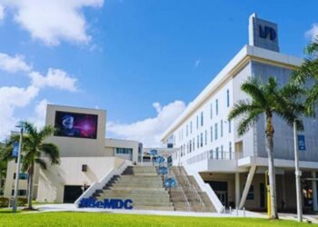 BLOQUEO EDUCATIVO EN TALLAHASSEE: FLORIDA PROHÍBE EL INGRESO DE ESTUDIANTES INDOCUMENTADOS A SUS 28 COLEGIOS PÚBLICOS A PARTIR DEL CICLO 2027-2028