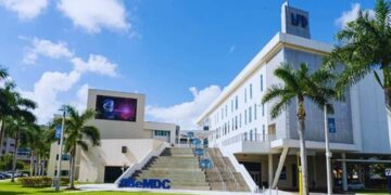 BLOQUEO EDUCATIVO EN TALLAHASSEE: FLORIDA PROHÍBE EL INGRESO DE ESTUDIANTES INDOCUMENTADOS A SUS 28 COLEGIOS PÚBLICOS A PARTIR DEL CICLO 2027-2028 3 BLOQUEO EDUCATIVO EN TALLAHASSEE: FLORIDA PROHÍBE EL INGRESO DE ESTUDIANTES INDOCUMENTADOS A SUS 28 COLEGIOS PÚBLICOS A PARTIR DEL CICLO 2027-2028