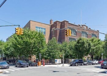 ACUSAN FORMALMENTE A UNA MUJER DE 22 AÑOS POR EL HOMICIDIO DE UN JÓVEN FRENTE A UNA ESCUELA PRIMARIA EN NUEVA YORK