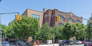 ACUSAN FORMALMENTE A UNA MUJER DE 22 AÑOS POR EL HOMICIDIO DE UN JÓVEN FRENTE A UNA ESCUELA PRIMARIA EN NUEVA YORK