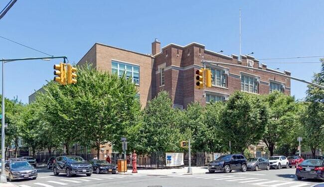 ACUSAN FORMALMENTE A UNA MUJER DE 22 AÑOS POR EL HOMICIDIO DE UN JÓVEN FRENTE A UNA ESCUELA PRIMARIA EN NUEVA YORK 1 ACUSAN FORMALMENTE A UNA MUJER DE 22 AÑOS POR EL HOMICIDIO DE UN JÓVEN FRENTE A UNA ESCUELA PRIMARIA EN NUEVA YORK