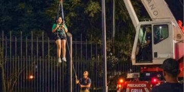 SE QUEDA ATORADA EN REJA DE FUNDIDORA TRAS LLENO DEL FAN FEST