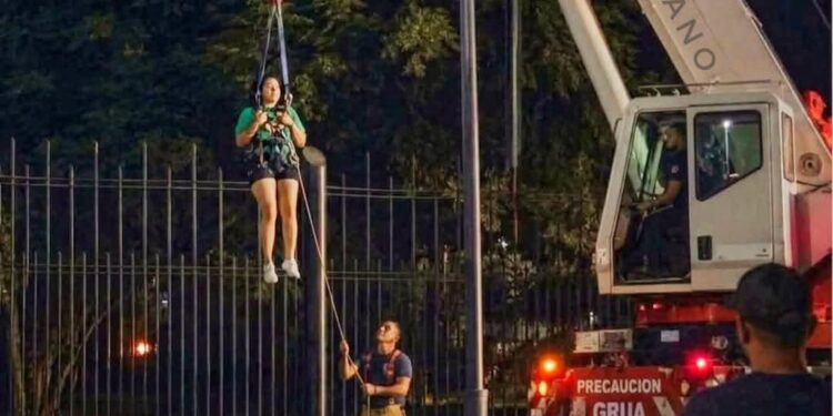 SE QUEDA ATORADA EN REJA DE FUNDIDORA TRAS LLENO DEL FAN FEST