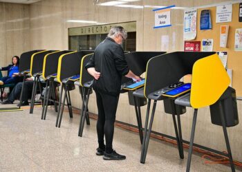 NUEVA RESTRICCIÓN ELECTORAL EN CALIFORNIA: LOS ANGELES RETIRA PROPUESTA PARA PERMITIR EL VOTO DE PERSONAS NO CIUDADANAS