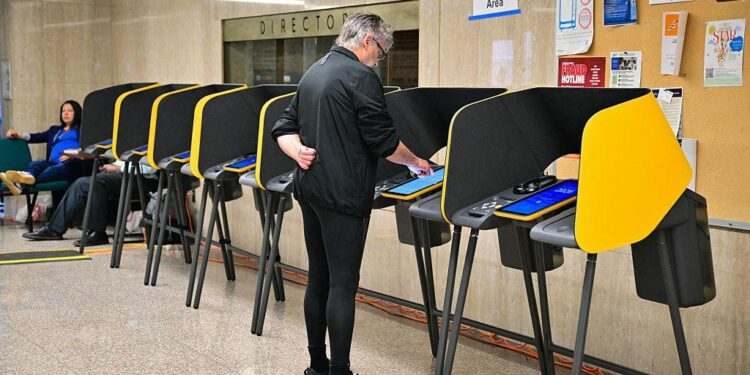 NUEVA RESTRICCIÓN ELECTORAL EN CALIFORNIA: LOS ANGELES RETIRA PROPUESTA PARA PERMITIR EL VOTO DE PERSONAS NO CIUDADANAS 1 NUEVA RESTRICCIÓN ELECTORAL EN CALIFORNIA: LOS ANGELES RETIRA PROPUESTA PARA PERMITIR EL VOTO DE PERSONAS NO CIUDADANAS