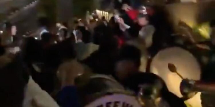 LLEVAN MEXICANOS “SERENATA” A INGLATERRA ANTES DEL DUELO ANTE EL TRI 1 LLEVAN MEXICANOS “SERENATA” A INGLATERRA ANTES DEL DUELO ANTE EL TRI