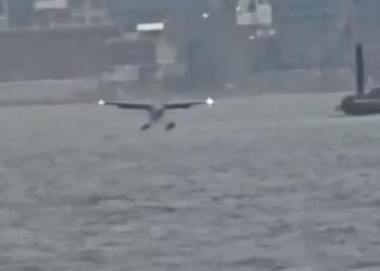 GRABA PASAJERO ATERRIZAJE FORZOSO EN NUEVA YORK; CAE HIDROAVIÓN EN EL EAST RIVER