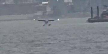 GRABA PASAJERO ATERRIZAJE FORZOSO EN NUEVA YORK; CAE HIDROAVIÓN EN EL EAST RIVER 2 GRABA PASAJERO ATERRIZAJE FORZOSO EN NUEVA YORK; CAE HIDROAVIÓN EN EL EAST RIVER