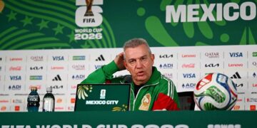 CONFERENCIA DE PRENSA EN EL ESTADIO AZTECA: JAVIER AGUIRRE EXIME DE RESPONSABILIDAD A GILBERTO MORA TRAS ELIMINACIÓN ANTE INGLATERRA 2 CONFERENCIA DE PRENSA EN EL ESTADIO AZTECA: JAVIER AGUIRRE EXIME DE RESPONSABILIDAD A GILBERTO MORA TRAS ELIMINACIÓN ANTE INGLATERRA