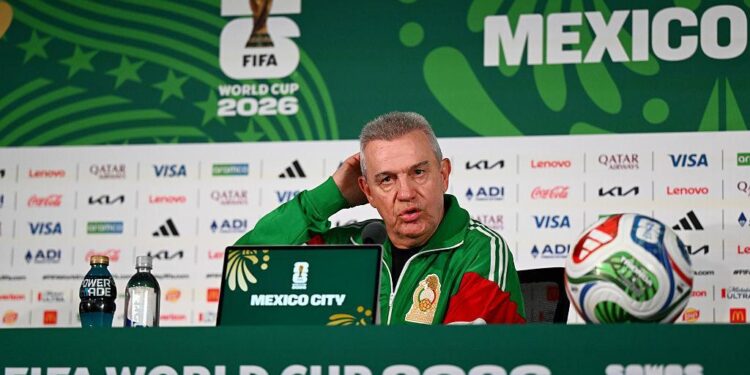 CONFERENCIA DE PRENSA EN EL ESTADIO AZTECA: JAVIER AGUIRRE EXIME DE RESPONSABILIDAD A GILBERTO MORA TRAS ELIMINACIÓN ANTE INGLATERRA 1 CONFERENCIA DE PRENSA EN EL ESTADIO AZTECA: JAVIER AGUIRRE EXIME DE RESPONSABILIDAD A GILBERTO MORA TRAS ELIMINACIÓN ANTE INGLATERRA