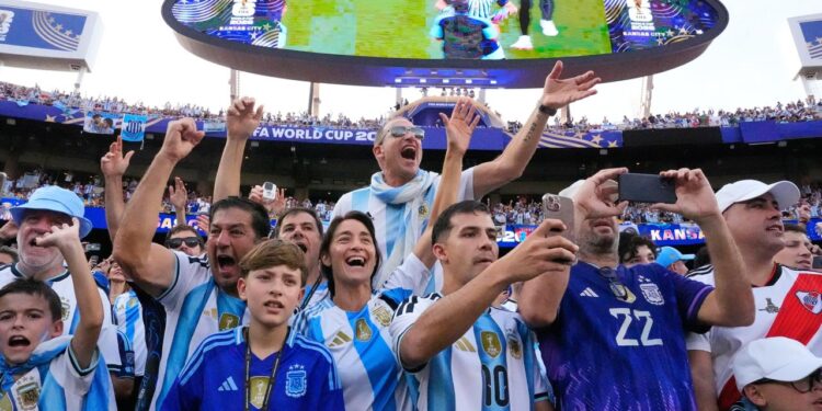 TENSIÓN POLÍTICA EN EL MUNDIAL: PROHÍBEN BANDERAS Y CAMISETAS SOBRE LAS ISLAS MALVINAS EN EL DUELO DE SEMIFINALES ENTRE ARGENTINA E INGLATERRA 1 TOMA DE POSTURA EN CENTROAMÉRICA: NAYIB BUKELE DEFIENDE FIRMEMENTE LA REELECCIÓN INDEFINIDA Y ARREMETE CONTRA SUS DETRACTORES