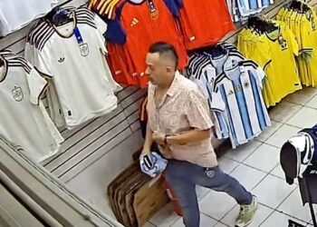 ROBA JERSEY DE ARGENTINA EN LOCAL DE MITRAS; QUEDA CAPTADO EN VIDEO