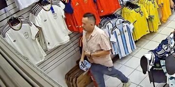 ROBA JERSEY DE ARGENTINA EN LOCAL DE MITRAS; QUEDA CAPTADO EN VIDEO