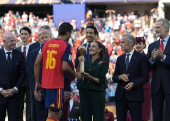 ENTREGA SHEINBAUM BALÓN DE ORO DEL MUNDIAL; ENCABEZA PRESIDENTA CEREMONIA DE PREMIACIÓN JUNTO A SUS HOMÓLOGOS DE EU Y CANADÁ